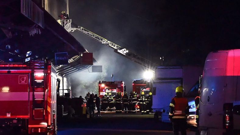 Na pražském Žižkově vzplála hala, hasiči vyhlásili třetí stupeň poplachu
